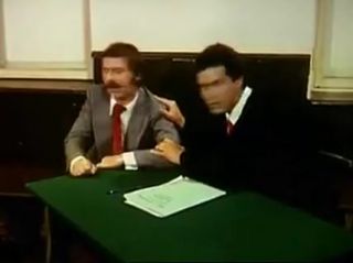 Gay Bukkakeboys Gangbang im Gerichtssaal (Kasimir der Kuckuckskleber, 1977) Hugecock - 1